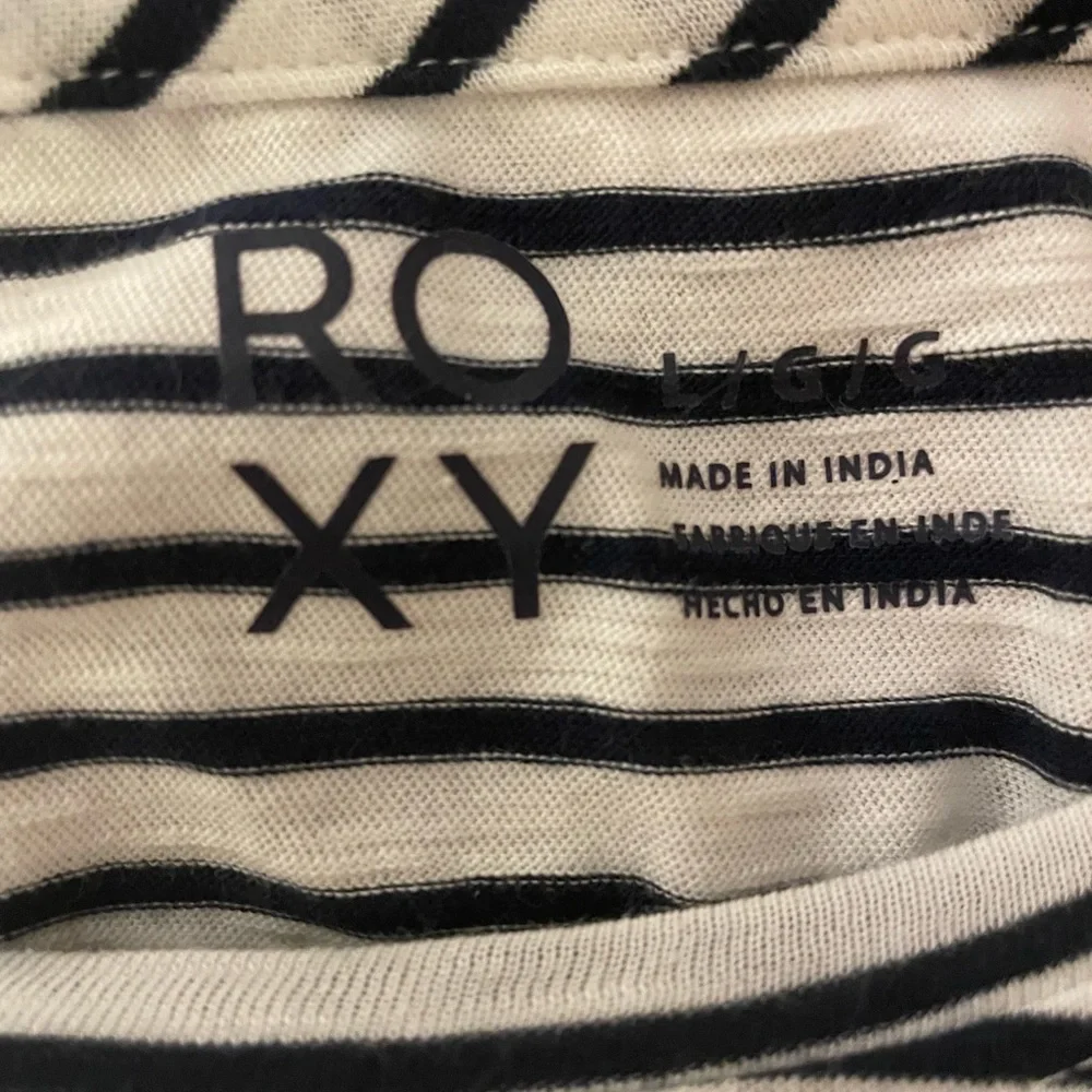 Roxy navy and white striped t-shirt in size Large with tie detail at bottom - Picture 3 of 3